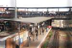 BERLIN, 02.11.2008, S-Bahnhof Ostkreuz, Blick auf Bahnsteig E und den ihn überquerenden Bahnsteig F