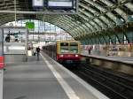 Ein 485er wartet in Berlin Ostbahnhof auf seine weiterfahrt.