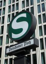 Weies S auf grnem Grund: das Signet der Berliner S-Bahn, vereinheitlicht Ende der 30er Jahre(!).