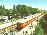 Traditionszug der Berliner S-Bahn im Bahnhof Biesdorf. Im Hintergrund fhrt gerade ein regulrer Zug der Linie S5 ein.