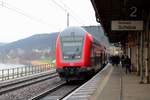 DABpbzfa 767.2 mit Zuglok 146 011 der S-Bahn Dresden (DB Regio Südost) als S 31735 (S1) von Meißen Triebischtal nach Bad Schandau steht im Hp Königstein(Sächs Schw) auf der Bahnstrecke Děčín–Dresden-Neustadt (KBS 241.1 | Elbtalstrecke). [16.12.2017 | 13:39 Uhr]