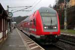 DABpbzfa 767.2 mit Schublok 143 884 der S-Bahn Dresden (DB Regio Südost) als S 31740 (S1) von Schöna nach Meißen Triebischtal erreicht den Hp Königstein(Sächs Schw) auf der