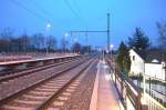 Warten auf die S-Bahn, bei minus 7 Grad Celsius und frischem Ostwind werden da schnell die Finger kalt. 23.03.2013 18:45 Uhr  Radebeul Weintraube Interimsbahnsteig. 