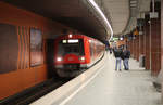 Dieses Foto zeigt die Station Hamburg-Königstraße nebst Triebzug der Baureihe 474.
