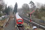 Ein 474er-Doppel, dessen genaue Nummern mir nicht bekannt sind, verlässt den Bahnhof Hamburg-Blankenese gen Innenstadt.
Aufgenommen am 29. Februar 2016.