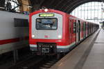Hier steht ein S-Bahn der Baureihe 472 der S-Bahn Hamburg am Bahnhof Hamburg Dammtor.