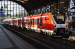 490 615-2 steht am 10.11.2019 als S21 von Pinneberg nach Hamburg-Bergedorf in Hamburg Dammtor. 