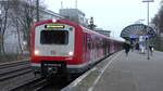 472 062 und 472 026 der S-Bahn Hamburg stehen am 03.12.2020 als S11 nach Poppenbüttel am Haltepunkt Holstenstraße.