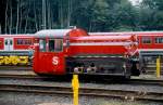 02.09.2007. Hamburg - Feierlichkeiten zum 100-Jährigen Jubiläum der elektrischen S-Bahn in der Hansestadt. Werklok 382 001 im Werk Ohlsdorf. Diese Lok läuft mit zwei Reihenschlussmotoren und Akkus. Darüber hinaus verfügt sie über Scharfenberg-Kupplungen um die Fahrzeuge der Hamburger S-Bahn zu bewegen. Übrigens findet sich für eine Akku-Kö mit einer 300er Baureihen-Bezeichnung auch keine sinnvolle Kategorie.