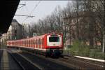 472 (2503) und ein Schwestertriebzug sind als S21 nach Aumhle unterwegs und erreichen den Bahnhof Hamburg-Dammtor. (11.04.2009)
