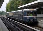 Der Museumszug des Vereins Historische S-Bahn Hamburg am Auenbahnsteig in  Bergedorf .