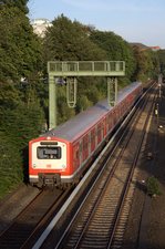 Eine S21 mit 472 515-6 an der Spitze ist am Abend des 25.09.2016 zwischen den Stationen HH-Dammtor und Sternschanze unterwegs