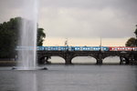 Zug der S-Bahn Hamburg auf der Brücke über die Alster in Hamburg.