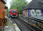 Impressionen aus Hamburg-West: Ausfahrt eines Zuges der Linie S1 nach Wedel aus der reich  verzierten  Station  Bahrenfeld .