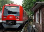 Im strmenden Regen steht ein Zug der Hamburger S-Bahnlinie S1 in der Station  Slldorf . 26.5.2013
