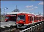 Zwei Zge der Hamburger S-Bahn in der Station  Neugraben .