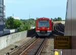 Dieser Zug der Hamburger S-Bahnlinie 31 kommt aus dem Süderelberaum und nähert sich der Station  Hammerbrook . 7.6.2014