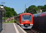 Das Flair ländlicher Stationen haben die S-Bahnhöfe zwischen  Hamburg-Bergedorf  und  Aumühle  - quer durch den Sachsenwald - längst verloren. Zeitgenössische Lärmschutzwände bestimmen das Bild. Hier ein Zug der Linie 21 bei der Ausfahrt aus  Reinbek . 9.6.2014