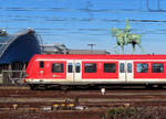 Pferd mit Reiter auf dem Zugdach? Nein, die S-Bahn fährt beim Hbf in Köln vor dem Reiterstandbild Kaiser Friedrich III vorbei. 2.3.2023