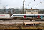 Eine BR 1442 (Bombardier Talent 2) der S-Bahn Mitteldeutschland (MDSB II | DB Regio Südost) als Tfzf durchfährt das westliche Gleisvorfeld von Halle(Saale)Hbf, vorbei am Stellwerk Hp 4.