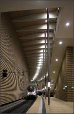 15,5 Meter hohe Stützen -     Vermutlich tragen diese Stützen keine Deckenlast sondern sind lediglich Träger der Bahnsteigbeleuchung und architektonisches Element.