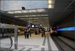 Ein blauer Leuchtstreifen an der Wand -

Blick in die Bahnsteigebene der Station 'Bayerischer Bahnhof' in Leipzig.

01.02.2014 (M)