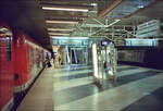 Der unterirdische S-Bahnhof im Flughafen München -

Die ca. 20 km lange Neubaustrecke Ismaning - Flughafen München wurde am 7. März 1992 in Betrieb genommen. 

Analoge Aufnahme, 2003 (M)