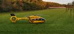 Mal wieder ein Bild nach dem Motto zwei Hobbys vereint. Am 20.10.2020 fand der ADAC Hubschrauber D-HYAH bloss auf einem Feld unterhalb des Daxenbergs bei Zorneding einen geeigneten Landeplatz. Im Hintergrund die Strecke München - Rosenheim und mittlerweile sehr beliebt und häufig besucht von verschiedenen Eisenbahn Fotografen.