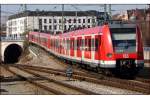 Da her / dort hin -    Diese S-Bahn kam aus dem Innenstadttunnel (links), machte am Ostbahnhof kehrt und fährt nun weiter in Richtung Deisenhofen.