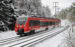 442 237 der S-Bahn Nrnberg fhrt am 09.02.13 als S1(S 39159) nach Hartmannshof, durch den verschneiten Winterwald zwischen Lauf und Ottensoos.