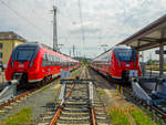 BR 442 766 steht abgestellt in Ansbach neben 442 765, der gleich den Bahnhof als S4 Richtung Nürnberg verlässt, 10.06.2018.