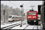 Whrend 143 119-6 mit ihrer S-Bahn auf die Abfahrt in Richtung Nrnberg (-Altdorf) wartet, fhrt ein ICE im Bahnhof Roth durch.