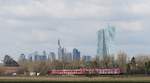 Eine Dreifachtraktion 430 in Frankfurt Oberrad. Hier verläuft die S-Bahn Strecke zwischen dem Frankfurter und dem Offenbacher Citytunnel für einen knappen Kilometer oberirdisch. Im Hintergrund ist die Frankfurter Skyline zu sehen. Aufgenommen am 29.3.2018 10:41