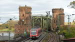 Eine S8 nach Wiesbaden Hbf verlässt die Mainzer Südbrücke.