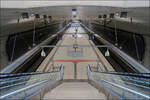 Gateway Gardens - ein neuer Tunnelbahnhof in Frankfurt -    Blick von der Zugangstreppe in die räumlich großzügige Bahnsteighalle des S-Bahnhofes 'Gateway Gardens' beim Frankfurter