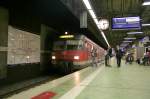 Die S8 wartet im unterirdischen Regionalbahnhof von Frankfurt a.M.