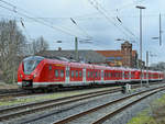 Der Elektrotriebzug 1440 825-6 ist hier Mitte März 2021 bei der Ankunft in Wuppertal-Unterbarmen zu sehen.