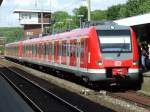 Einfahrt eines neuen S-Bahnzuges (ET 422) auf der S1 in Bochum Hbf am 19.06.2009.