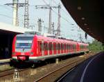 Hier verlassen 422 043/543 und 422 045/545 als S1 den Hauptbahnhof von Duisburg in Richtung Dortmund.