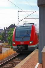 Gerade luckt der Fhrerstand des 422 055-4 am Wartehuschen des Bahnhofs Neuss  Am Kaiser  hervor. Der als Fhrungsfahrzeug einer S8 nach Hagen vom Neusser Hauptbahnhof kommend an den Bahnsteig heran fhrt...27.7.2013