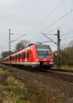 Ein Zug der Linie S8/S5 nach Dortmund ist hier gerade an der Einfahrt zum Bahnhof Kleinenbroich zu sehen, geführt wird er vom 422 053-9.