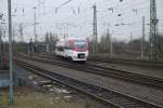 VT 1001 der Regio-Bahn muss vor der Einfahrt in den Neusser Hbf die Gleise der S8/RE4/RE13 Richtung Mönchengladbach und der S11 Richtung Köln queren, um in das S-Bahn-Gleis Richtung