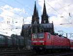 Dom-Kulisse: Zug der Rhein-Ruhr S-Bahn bei der Ausfahrt aus dem Kölner Hauptbahnhof. 10.1.2014