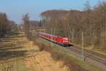 Größtenteils durch Wald fährt die S6 zwischen Hösel und Ratingen Ost. Am 13.3.2014 fährt eine mit Lok voraus Richtung Köln