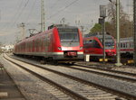 Auf den neuen Gleisen der S-Bahn Stammstrecke fährt 422 502-5 als S6 (Köln Nippes - Essen Hbf) seinem nächsten Halt Köln Messe/Deutz entgegen. Der Fotograf steht dabei auf einem Fußweg und hält die Kamera durch einen Zaun. (19.04.2016)