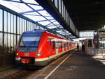 Die S2 kommt aus Dortmund-Hbf nach Duisburg-Hbf und fährt in den Duisburger-Hbf ein.
