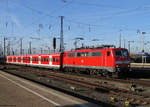 Seit dem das EBA vor einigen Tagen beschlossen hat, dass die S-Bahn Triebzüge der BR 422 nicht mehr auf den Tunnelstrecken eingesetzt werden dürfen, fährt wieder eine Lok der Baureihe 111 mit x-Wagen durch NRW. Die S1 ist derzeit in zwei Abschnitte geteilt und wird zwischen Bochum und Dortmund mit anderen Zügen als der BR 422 gefahren. Auf dem Bild fährt 111 155 mit einem S1 Ersatzzug in Dortmund Hbf ein. November 2016