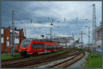 Dunkle Wolken brauen sich am Himmel zusammen, während 442 849 am 20.08.2017 dem Bahnhof Warnemünde verlässt.