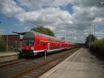 Ein S-Bahn zug mit 3  Wagen steht im Endbahnhof Rostock, Seehafen-Nord. Sonst fahren hier VT 642 oder 628/629. 3 Wagen sind fr diese Strecke vllig berdimensioniert.
18.06.09