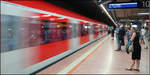 Rot wird mit Weiß vermischt -    Ein S-Bahnzug nimmt bei der Ausfahrt aus dem Stuttgarter Hauptbahnhof (tief) an Fahrt auf, die Farben der Bahn werden vermischt.